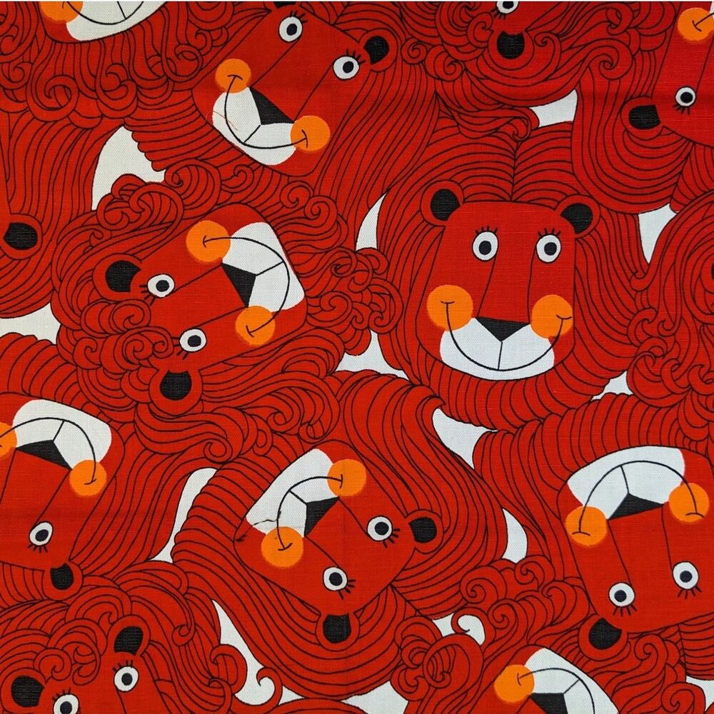 Mod 7/8 Yd Remnant Vintage 1970's RED LION FABRIC Juvenile Happy Animal Cotton